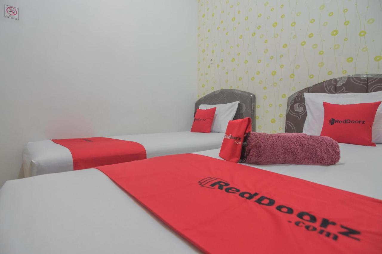 RedDoorz near Sepinggan Airport Balikpapan 2 Hotel Bagian luar foto