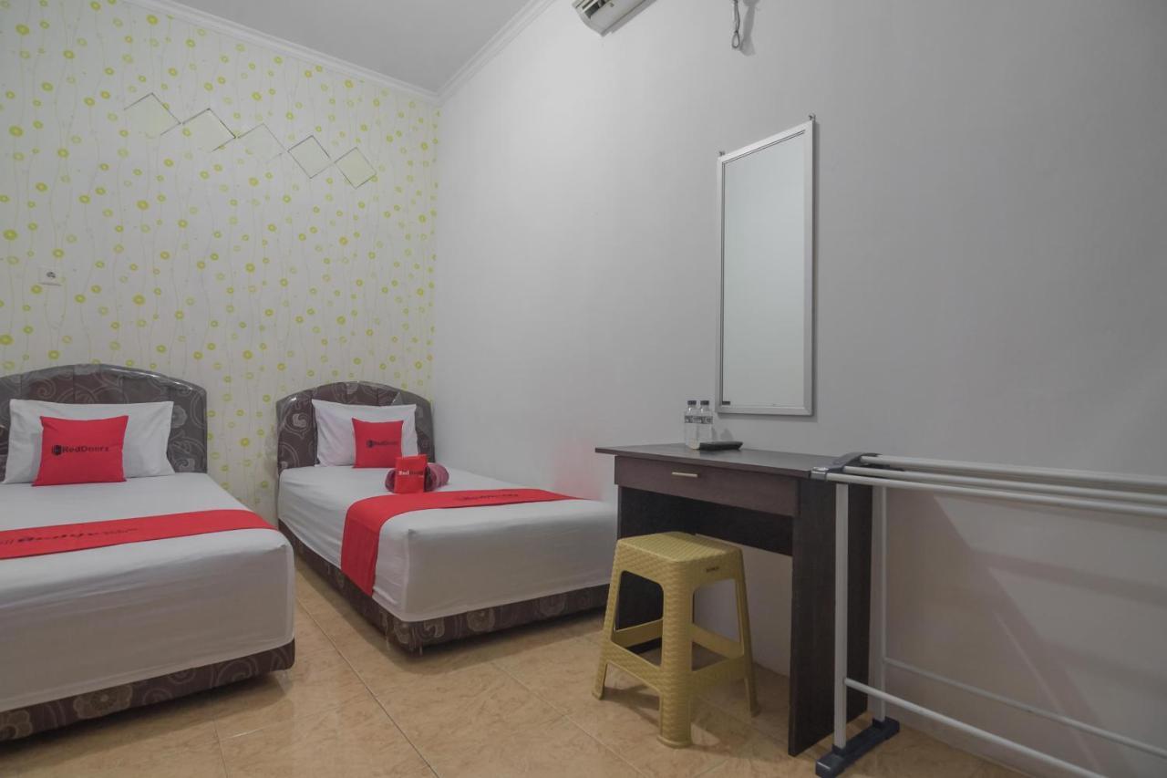RedDoorz near Sepinggan Airport Balikpapan 2 Hotel Bagian luar foto