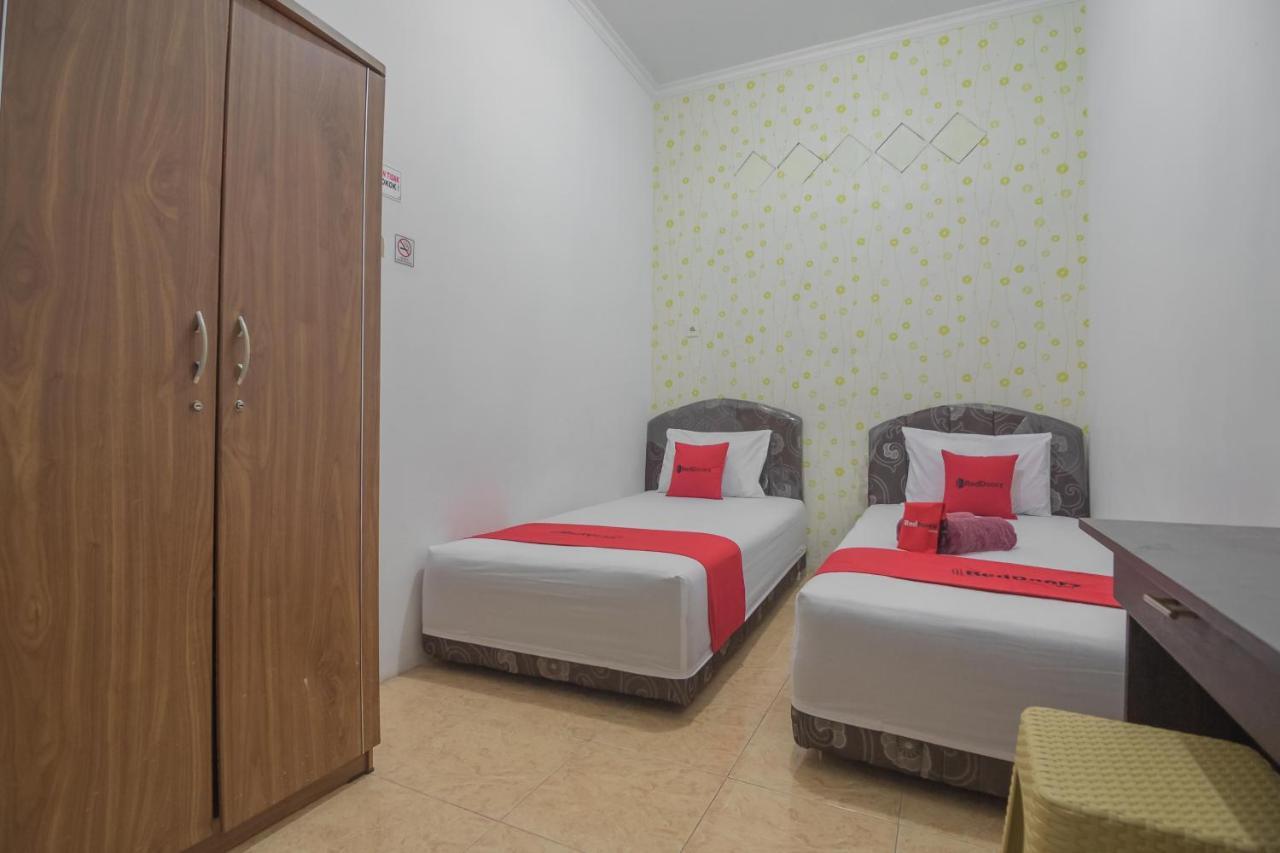RedDoorz near Sepinggan Airport Balikpapan 2 Hotel Bagian luar foto
