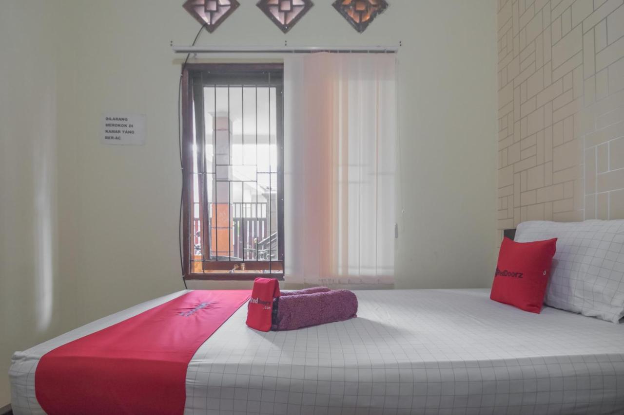 RedDoorz near Sepinggan Airport Balikpapan 2 Hotel Bagian luar foto